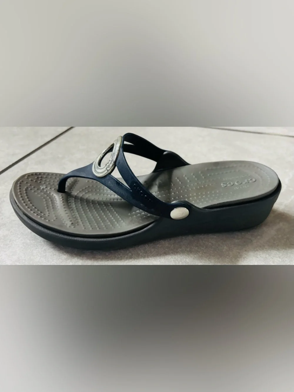 Crocs Sanrah Silver Circle Wedge Sandals - Picture 9 of 11